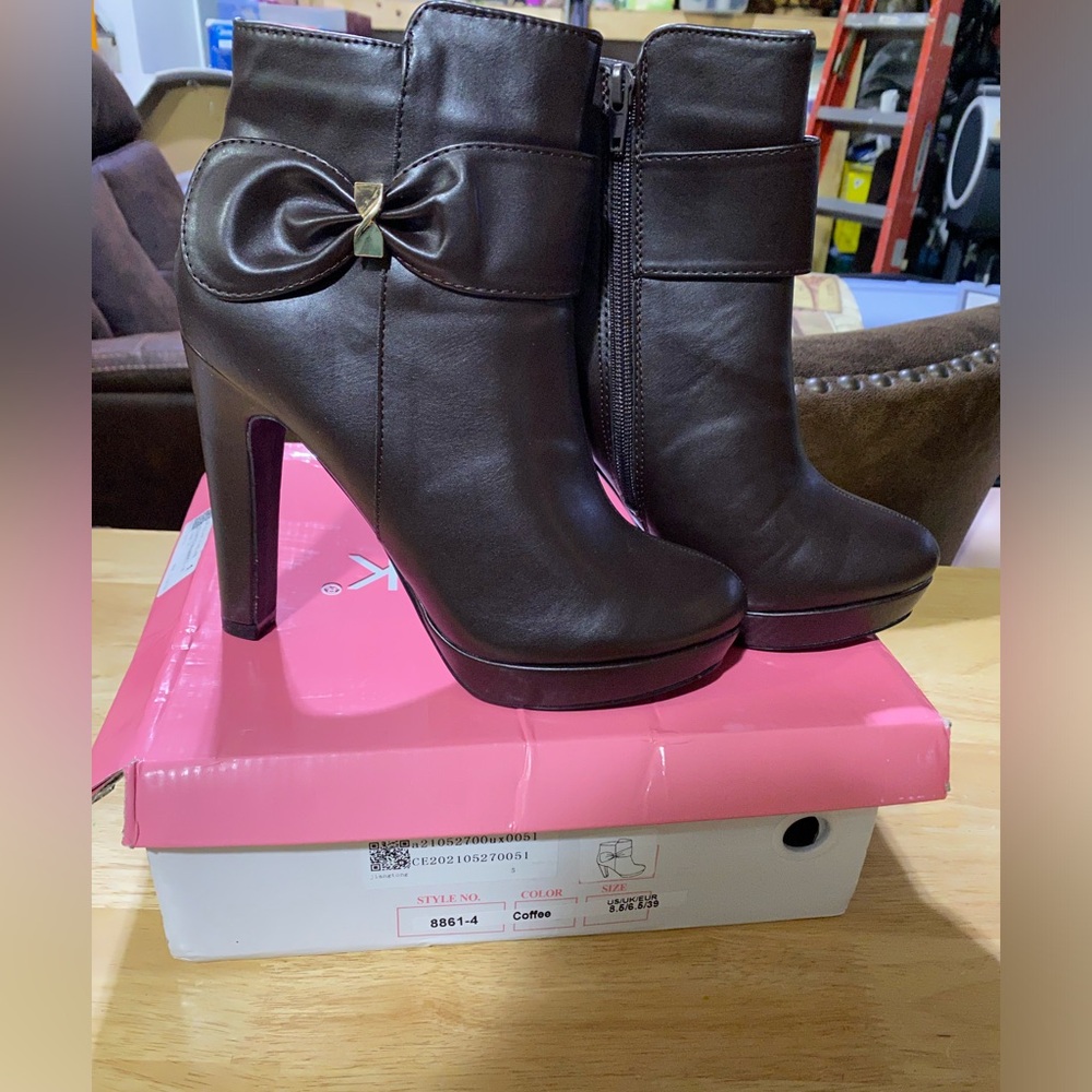 Size 8.5 zip up ankle boots